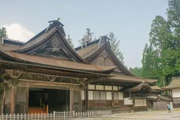 Salah satu aula untuk berdoa dan menaruh persembahan. Terlihat bangunan kayu yang megah, kokoh, dan tua.