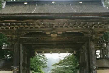 Pintu gerbang atau torii yang terlihat gagah melindungi Kuil Kongobuji.