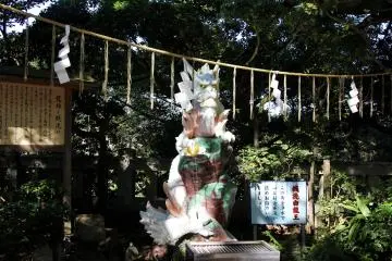 <p>There is another small shrine at the top where people wash their money and make a wish and then throw it into the donation box for good luck.&nbsp;</p>