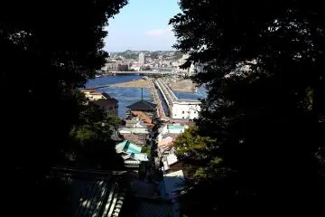 <p>Another view from the top of the mountain, this time of the long bridge connecting Enoshima&nbsp;Island to the main land.&nbsp;</p>