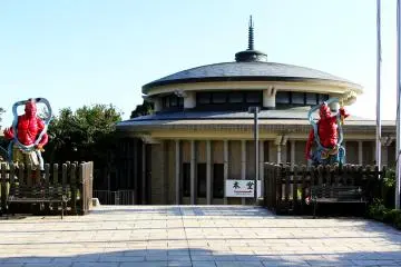 <p>These two gods are guarding the entrance to the observatory and garden.&nbsp;</p>