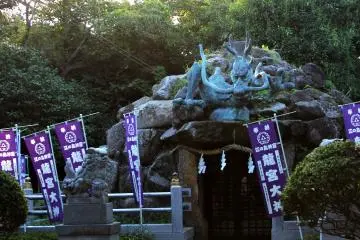 <p>This other cool shrine has an amazing statue of a Japanese dragon on top of it&mdash;it's a must see.&nbsp;</p>