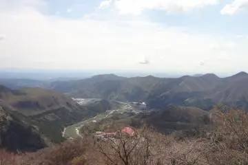 <p>ที่ป่าด้านล่างคุณจะเห็นแม่น้ำไหลผ่านแมกไม้ นั่นคือแม่น้ำไดยะ</p>