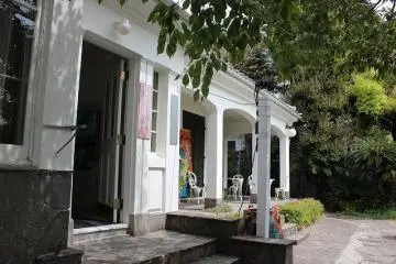 <p>The entrance is also made with a sense of dignity</p>