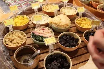 작은 집게로 모든 것을 마음껏 시식할 수 있다