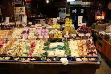 멀리 온 관광객들에게는 이런 비닐봉지에 든 장아찌는 냄새도 없고 새지도 않아 편리하다