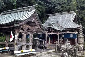 <p>Sebelum anda sampai di air terjun, anda akan melewati Kenryu-ji.</p>