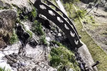 <p>Air yang mengalir dari dasar air terjun menuju Sungai Gion.</p>