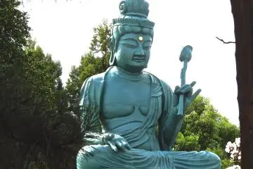<p>Fukui Daibutsu surrounded by greenery</p>
