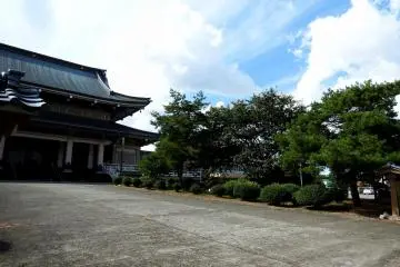 <p>Spacious front yard of Honzui-ji Temple</p>