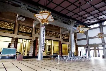<p>Inside the main temple building. These days, western chairs are in place for elderly congregations (younger people also prefer chairs to sitting on the tatami!)</p>