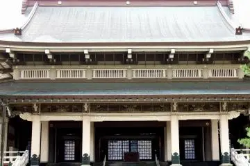 <p>Front view of the stately main building</p>