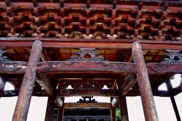 <p>Looking up at the impressive main gate of the temple</p>