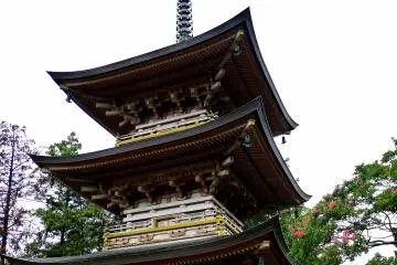 <p>A closer view of the three tier pagoda</p>