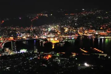 <p>Night view seen from Mt. Inasa. In the center, you can see Nagasaki Dejima Wharf and Land Plaza inside Nagasaki Seaside Park</p>