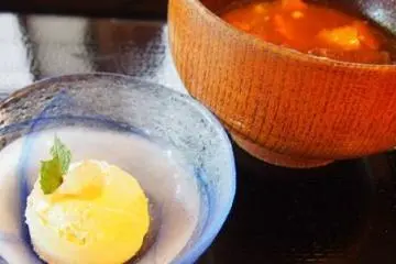 <p>อาหารกลางวัน ซุปมิโซะและไอศครีมมิโซะเป็นของหวาน</p>