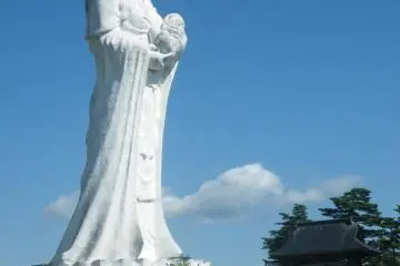 <p>Cette statue de Aizu Jibo Dai Kannon de 57 m&egrave;tres de haut fut construite en 1987</p>