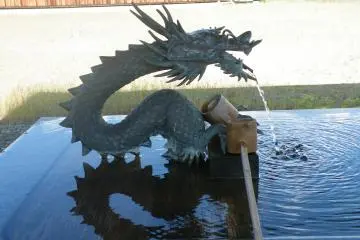 <p>Une fontaine pour la purification &agrave; l'entr&eacute;e de la statue Kannon</p>