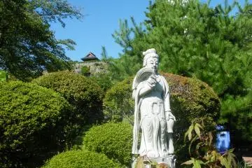 <p>Un coup d'&oelig;il sur Kannon par dessus cette plus petite statue</p>