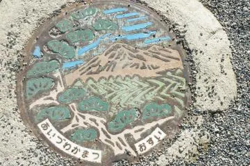<p>Une plaque d'&eacute;gout color&eacute;e pr&egrave;s de l'entr&eacute;e du ch&acirc;teau</p>