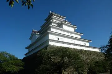 <p>Le ch&acirc;teau Aizuwakamatsu, aussi connu sous le nom de Tsuruga-jo, poss&egrave;de une imposante structure. Il doit figurer sur votre liste des sites &agrave; visiter !</p>