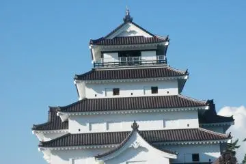 <p>Pour une somme modique, vous pouvez entrer dans le ch&acirc;teau et profiter du mus&eacute;e &agrave; l'int&eacute;rieur, et, mieux encore, &agrave; pied de la v&eacute;randa sup&eacute;rieure et obtenir une vue spectaculaire sur le village des samoura&iuml;s environnant</p>