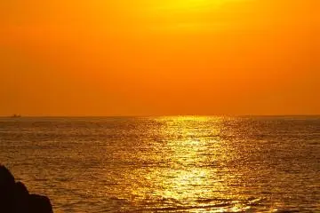 <p>From offshore to the beach, a golden road materialized</p>