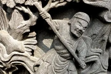 <p>A laborer surrounded by beautiful details - Kanteibyo, Yokohama Chinatown</p>