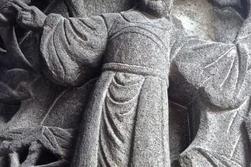 <p>Someone resembling Friar Tuck in Robin Hood - Kanteibyo, Yokohama Chinatown</p>