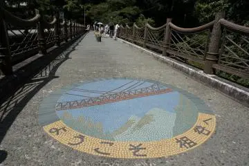 <p>รูปสะพานเถาวัลย์ บนสะพานใกล้ๆ</p>