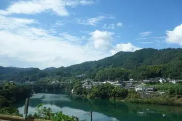 <p>นั่งรถจากสถานีรถไฟนิดเดียวก็เจอมุมสวย</p>
