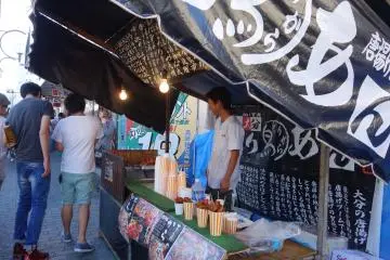 <p>มีแผงขายอาหารเพียบ</p>