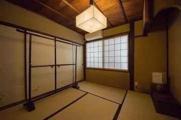 <p>One of the available guest rooms</p>