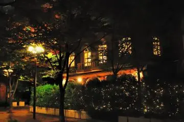<p>Kobe East Pleasure Park is located on the south side of Kobe City Office. The classic looking building is a restaurant</p>