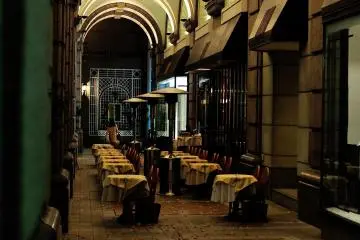 <p>Open-terrace cafeteria inside the department store in the former foreign settlements</p>