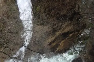 Another falls originates at the basin and is called “Nehan-no-taki” (falls of the dead).