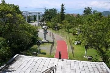<p>Path from the torii at the entrance</p>
