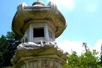 <p>The stone lanterns were much taller than I am.</p>