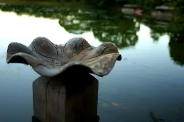 <p>Di ujung dermaga terdapat sebuah ukiran kayu berbentuk daun teratai</p>
