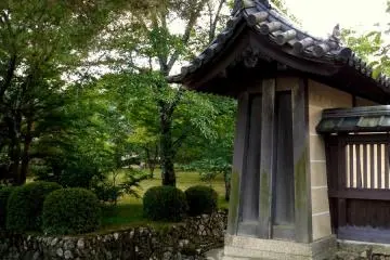 <p>Bebatuan memagari sisi rungai</p>