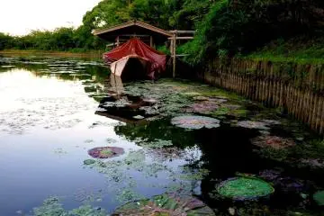 <p>Terlihat sebuah perahu kayu yang ditutupi oleh plastik</p>