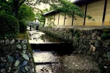 <p>Sungai Arisugawa mengalir di samping dinding dari kuil Daikaku</p>