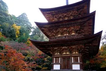 <p>우아한 3층 사찰 탑</p>