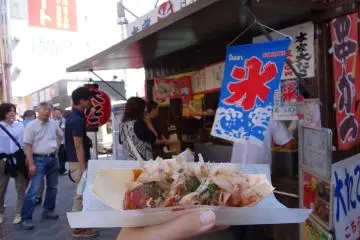 <p>takoyaki ที่นี่เป็นแบบดั้งเดิม ขาย 6 ลูก 300 เยน</p>