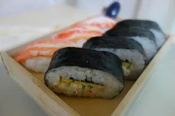 <p>อร่อยจนต้องซื้อซูชิกลับไปกินต่อ</p>