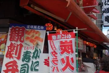 <p>อีกหนึ่งของกินเล่นที่พลาดไม่ได้ คือปูย่าง ร้านดังตรงหัวมุม</p>