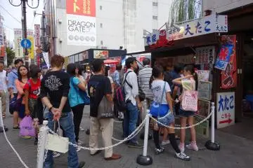 <p>ootako เป็นอีกหนึ่งในร้านที่โด่งดังมานานในการทำ takoyaki และจะมีคิวยาวเสมอ</p>