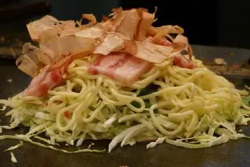 <p>ราดด้วยหมูชิ้นโตและปลาย่าง</p>