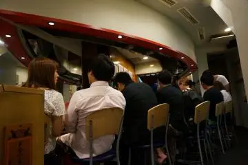 <p>ทั้งร้านมีแค่หนึ่งเคาน์เตอร์ ประมาณ 10 ที่นั่ง</p>