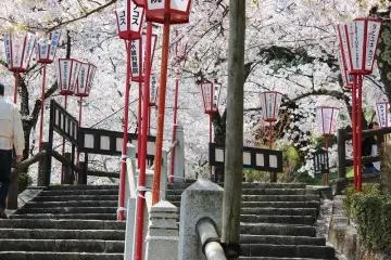 이 돌계단을 오른 위에 성이 있다. 석단은 그리 길지 않고 경사도 완만하다